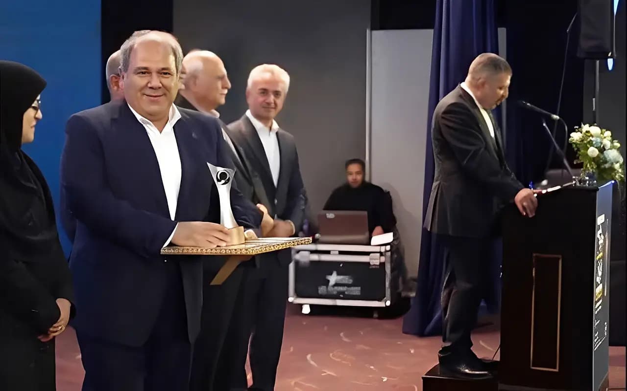 جایزه ی ملی کیفیت ایران در دستان مدیرعامل هتل پارسیان آزادی